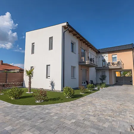 Apartment Melomi 1 Sarvar