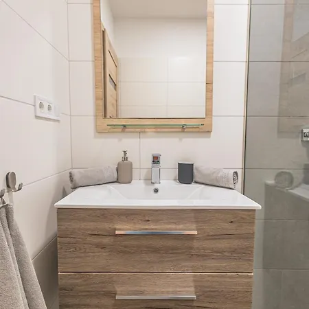 Apartment Melomi 1 *