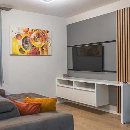 Apartment Melomi 1 *